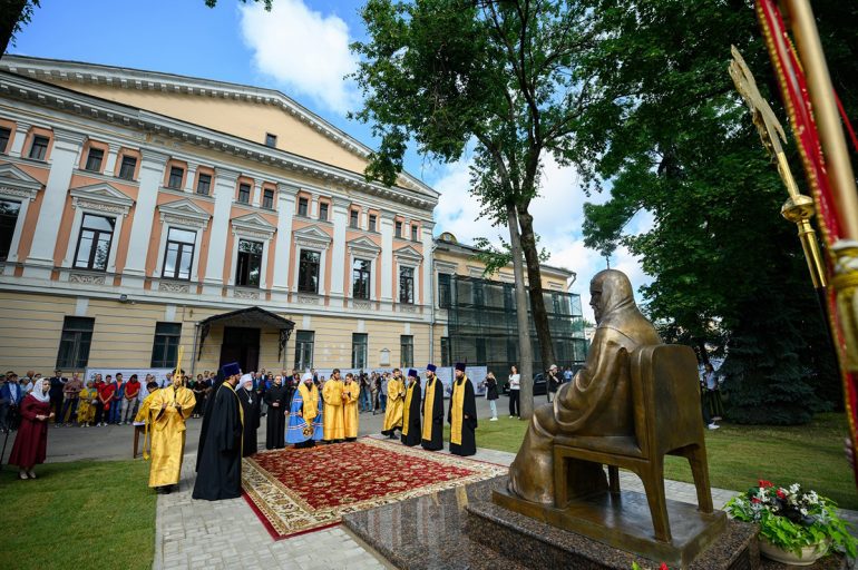 У стен будущего кадетского корпуса в Пскове открыли памятник святому патриарху Тихону