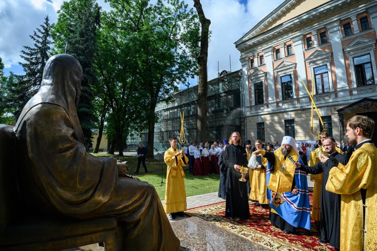 У стен будущего кадетского корпуса в Пскове открыли памятник святому патриарху Тихону