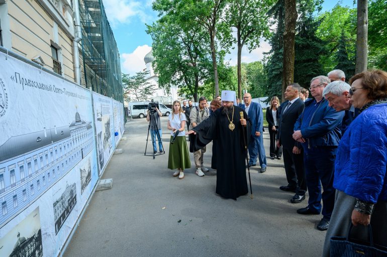 У стен будущего кадетского корпуса в Пскове открыли памятник святому патриарху Тихону
