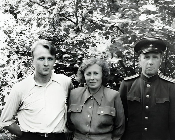 «Морозным вздохом белого пиона». Исповедальное стихотворение поэта, которого крестил новомученик