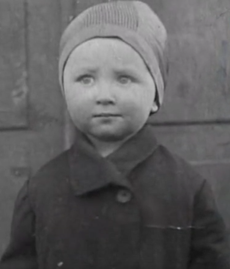 «Морозным вздохом белого пиона». Исповедальное стихотворение поэта, которого крестил новомученик