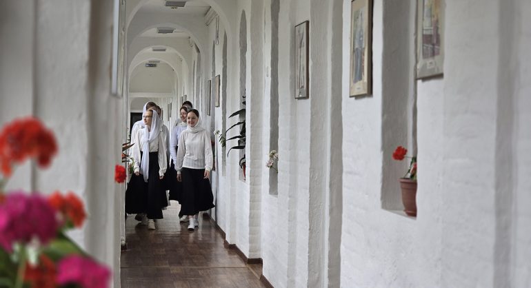 Первый православный колледж при Николо-Сольбинском монастыре принял новых студенток: поступать приехало больше 100 девуш...