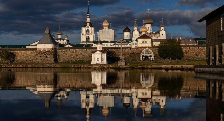 «Это святое место – даже, когда здесь были не кельи, а тюремные камеры»: патриарх Кирилл процитировал своего деда, расск...