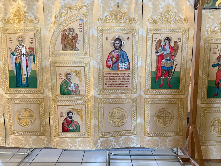 Уникальный тканевый иконостас для походного казачьего храма презентовали в Москве