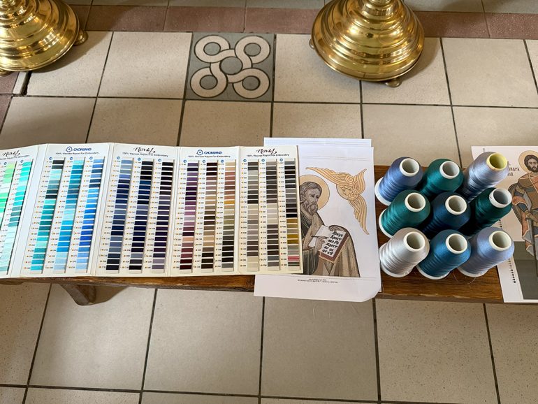 Уникальный тканевый иконостас для походного казачьего храма презентовали в Москве