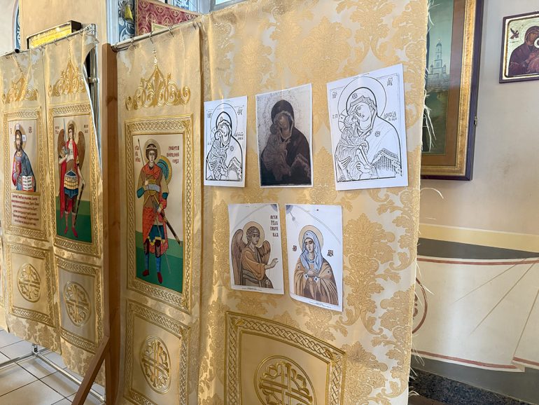 Уникальный тканевый иконостас для походного казачьего храма презентовали в Москве