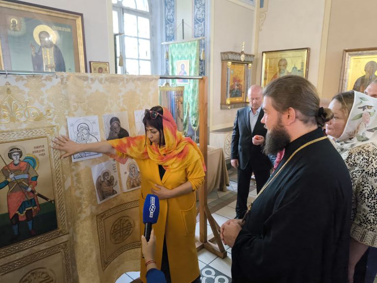 Уникальный тканевый иконостас для походного казачьего храма презентовали в Москве