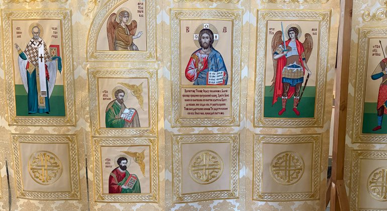 Уникальный тканевый иконостас для походного казачьего храма презентовали в Москве