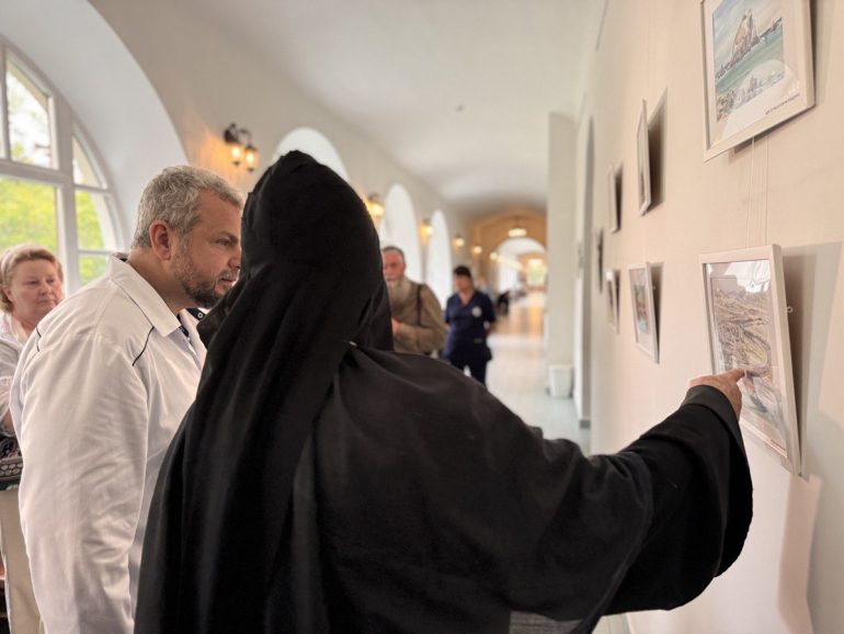 В больнице святителя Алексия показывают акварели монахинь из русского монастыря Иерусалима