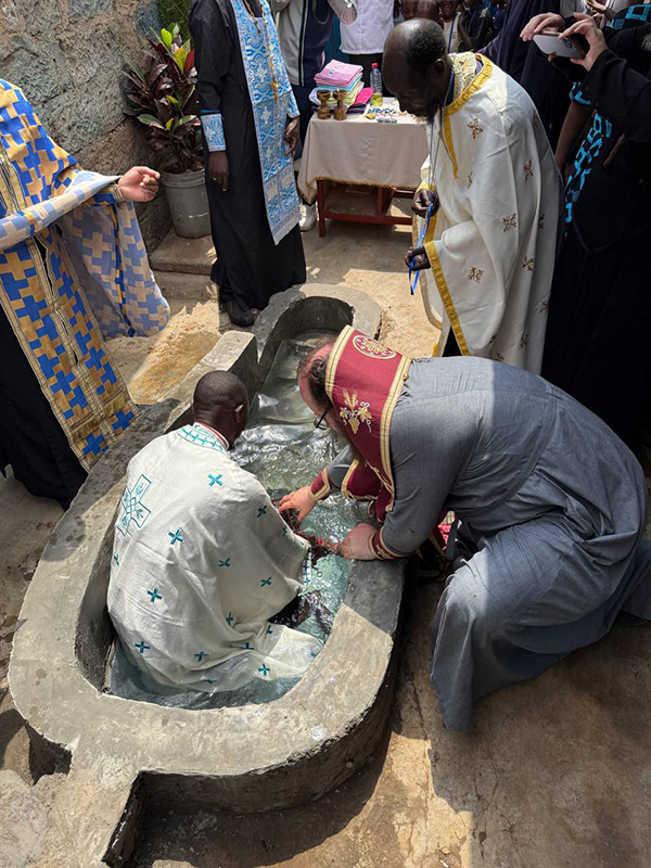 Митрополит Каирский Константин крестил на русском приходе в Найроби 40 человек