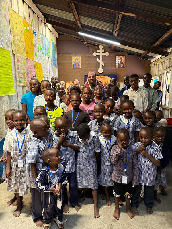 Митрополит Каирский Константин крестил на русском приходе в Найроби 40 человек