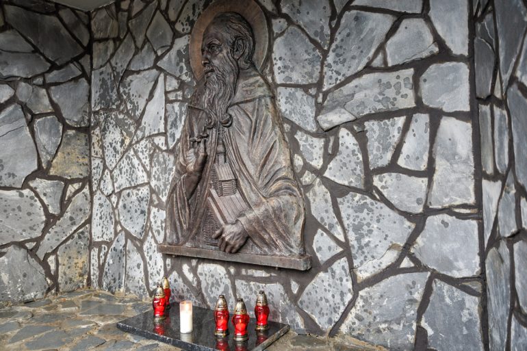 Барельеф с изображением крестителя лопарей открыли в Коле