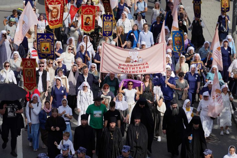 Более 40 000 человек прошли сегодня крестным ходом в честь празднования Собора Московских святых
