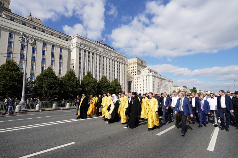 Более 40 000 человек прошли сегодня крестным ходом в честь празднования Собора Московских святых