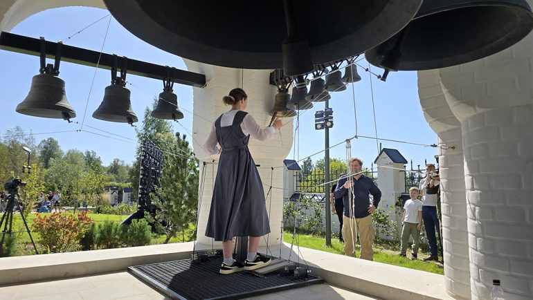 Воспитанницы школы и колледжа при Николо-Сольбинском монастыре завоевали призовые места на фестивале юных звонарей на Смоленщине
