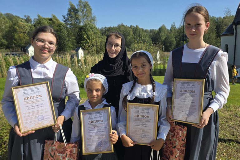 Воспитанницы школы и колледжа при Николо-Сольбинском монастыре завоевали призовые места на фестивале юных звонарей на Смоленщине