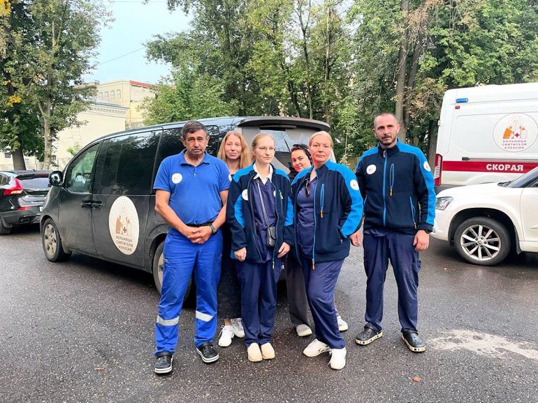 Врачи мобильного госпиталя больницы святителя Алексия оказали помощь жителям Курахово