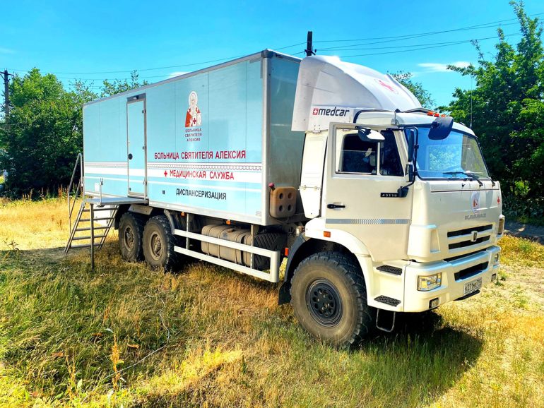 Врачи мобильного госпиталя больницы святителя Алексия оказали помощь жителям Курахово