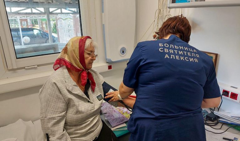 Врачи мобильного госпиталя больницы святителя Алексия оказали помощь жителям Курахово
