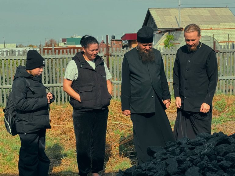 На Алтае епархия закупает уголь и передает его нуждающимся семьям