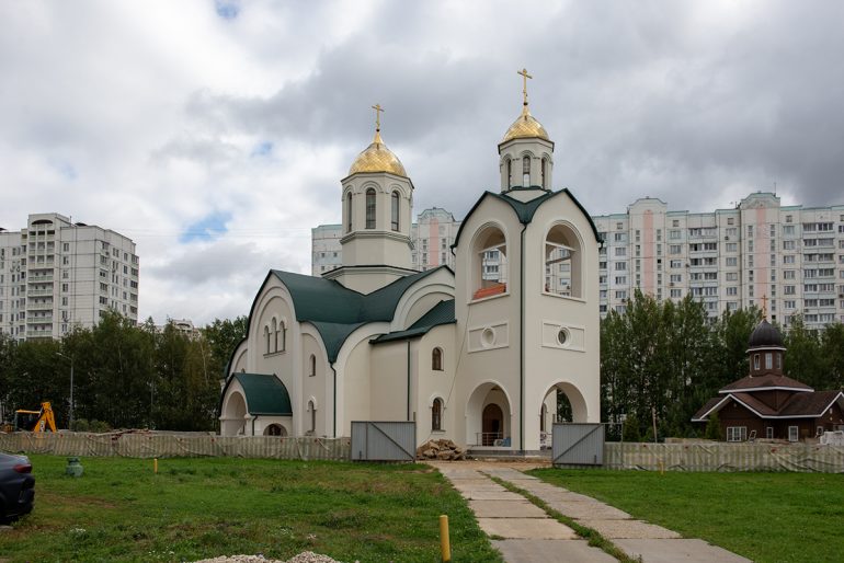 Храм, который строят в память о древнем московском монастыре, сдадут в октябре