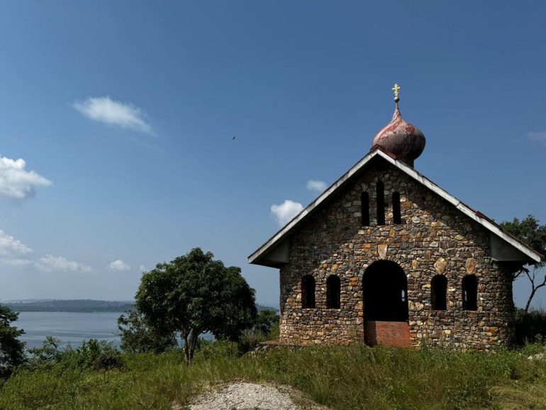 На острове в Уганде совершили Литургию в храме, который строят буквально по камню уже 40 лет