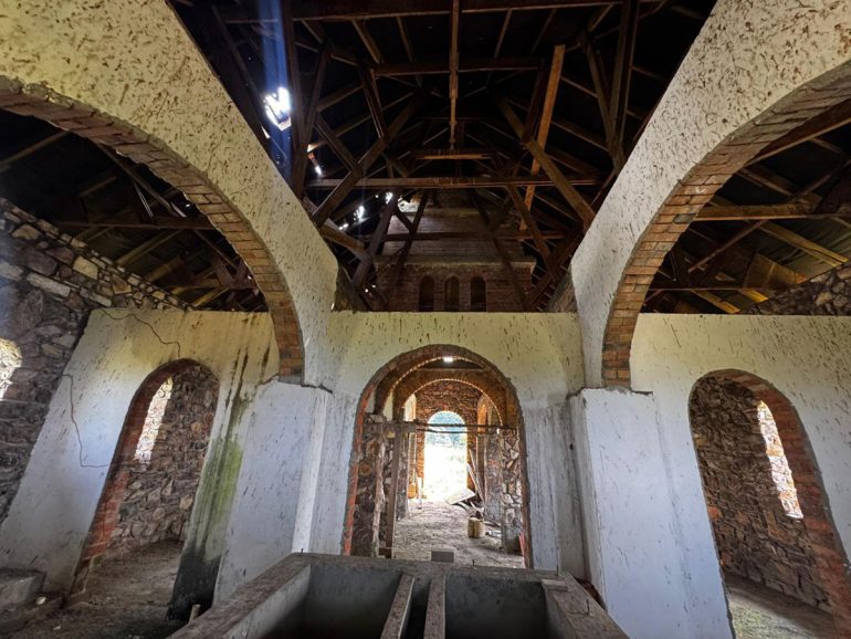 На острове в Уганде совершили Литургию в храме, который строят буквально по камню уже 40 лет