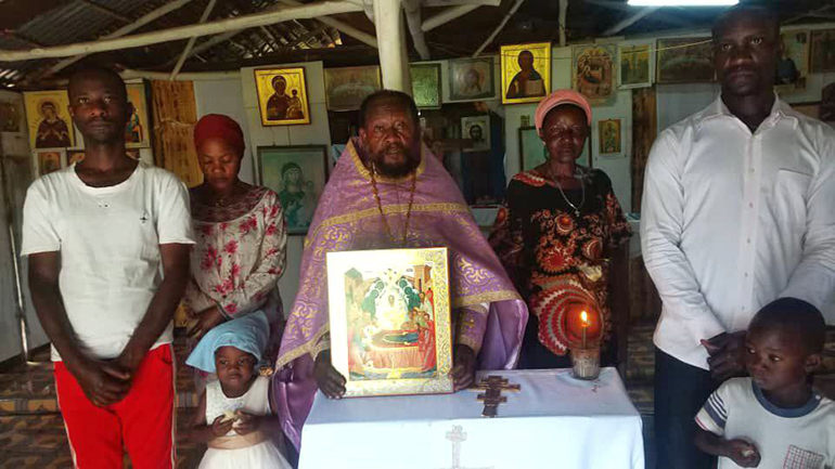На острове в Уганде совершили Литургию в храме, который строят буквально по камню уже 40 лет