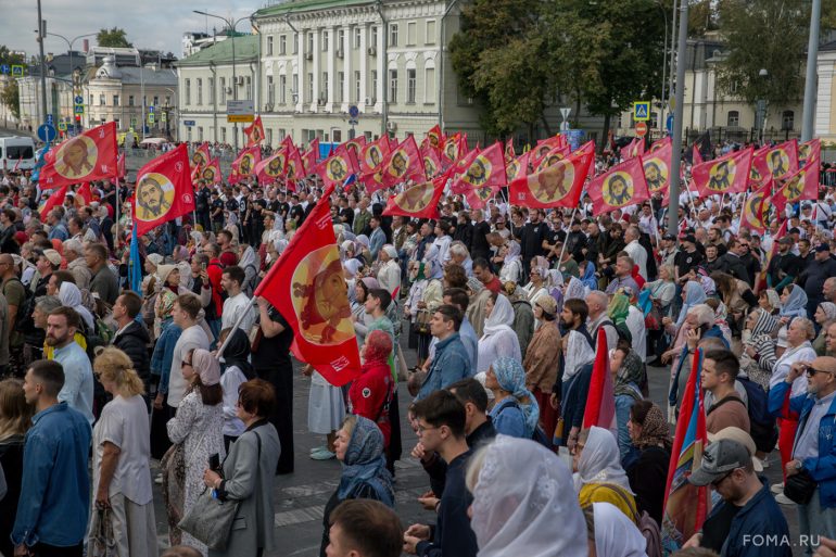 Более 40 000 человек прошли сегодня крестным ходом в честь празднования Собора Московских святых