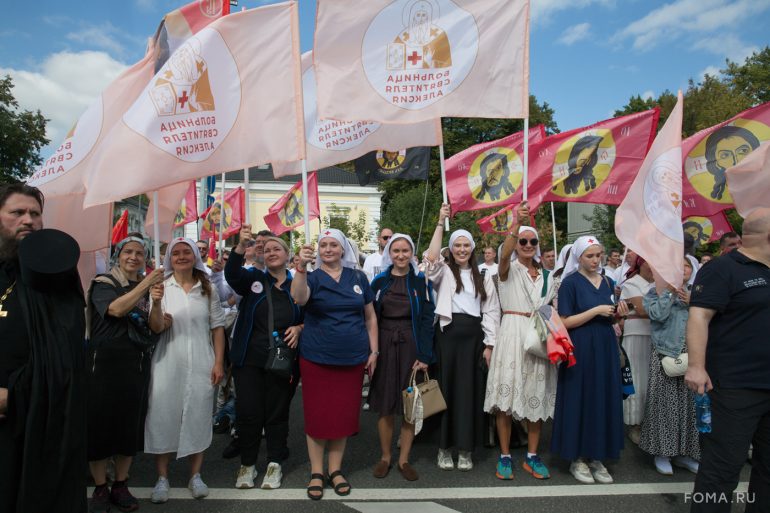 Более 40 000 человек прошли сегодня крестным ходом в честь празднования Собора Московских святых