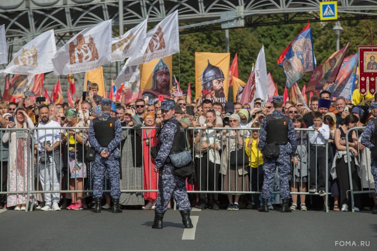 Более 40 000 человек прошли сегодня крестным ходом в честь празднования Собора Московских святых