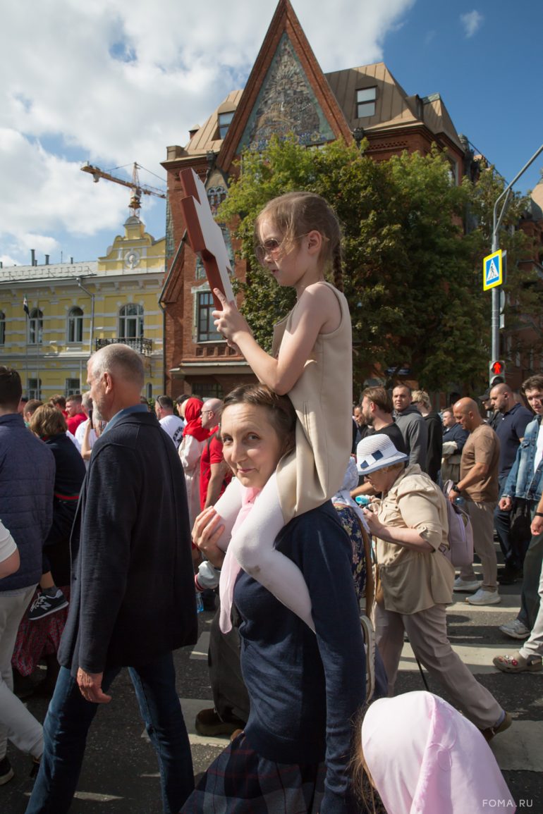Более 40 000 человек прошли сегодня крестным ходом в честь празднования Собора Московских святых