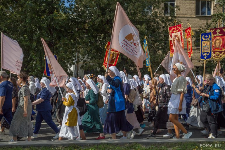 Более 40 000 человек прошли сегодня крестным ходом в честь празднования Собора Московских святых