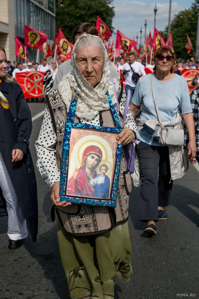 Более 40 000 человек прошли сегодня крестным ходом в честь празднования Собора Московских святых