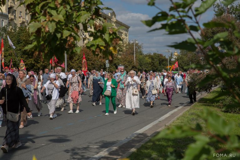 Более 40 000 человек прошли сегодня крестным ходом в честь празднования Собора Московских святых