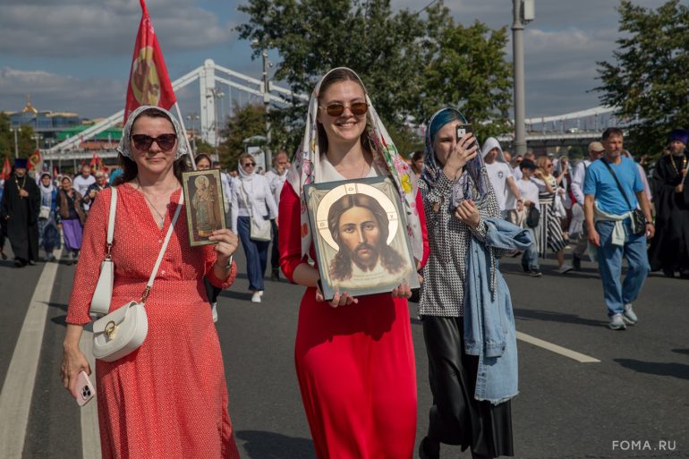 Более 40 000 человек прошли сегодня крестным ходом в честь празднования Собора Московских святых