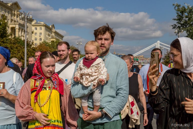 Более 40 000 человек прошли сегодня крестным ходом в честь празднования Собора Московских святых