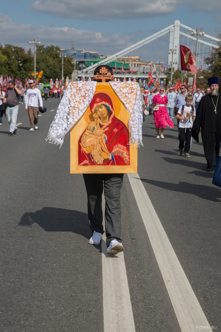 Более 40 000 человек прошли сегодня крестным ходом в честь празднования Собора Московских святых