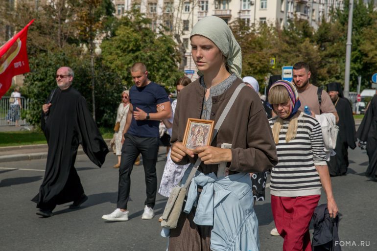 Более 40 000 человек прошли сегодня крестным ходом в честь празднования Собора Московских святых
