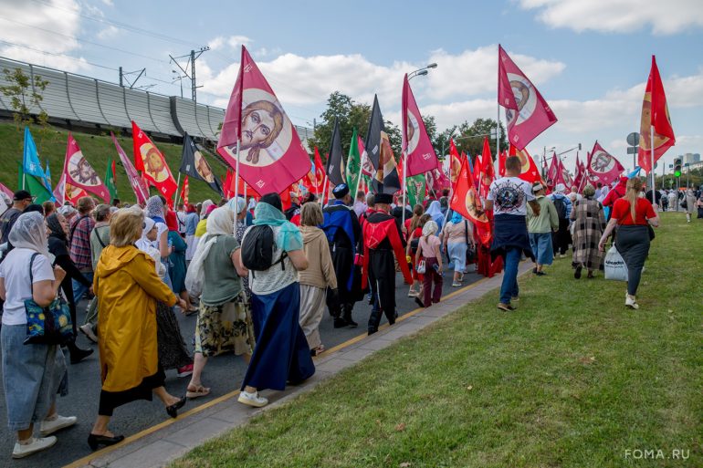 Более 40 000 человек прошли сегодня крестным ходом в честь празднования Собора Московских святых