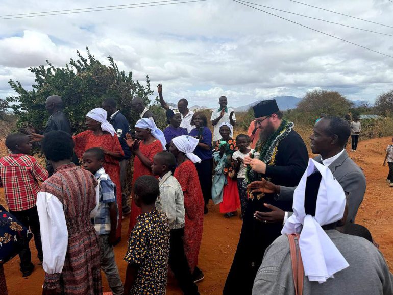 Митрополит Каирский Константин подарил приходу в Кении икону Воскресения Христова