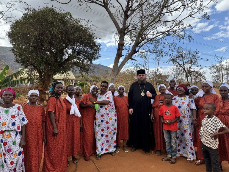 Митрополит Каирский Константин подарил приходу в Кении икону Воскресения Христова