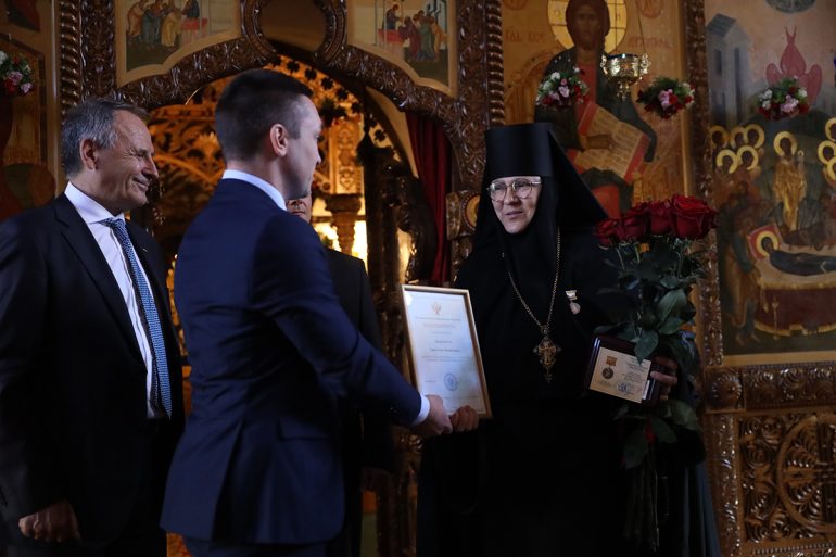 Настоятельницу Николо-Сольбинского монастыря, при котором действуют школа и колледж, удостоили знаковых наград