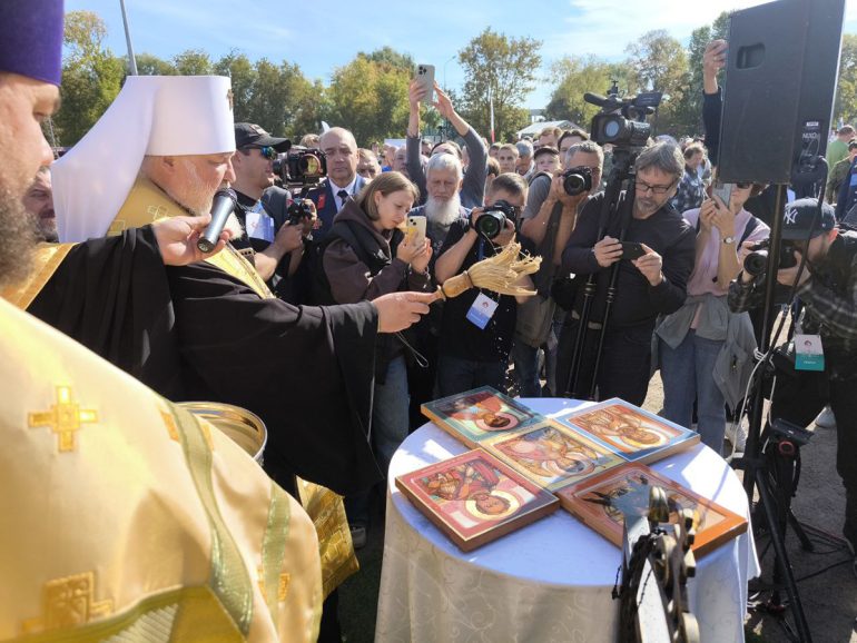 На казачьем фестивале в Москве освятили походный храм с уникальным тканевым иконостасом