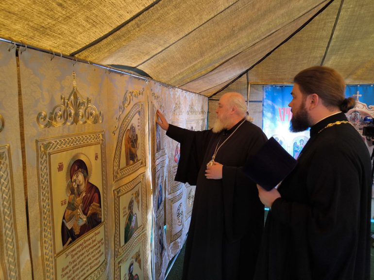 На казачьем фестивале в Москве освятили походный храм с уникальным тканевым иконостасом