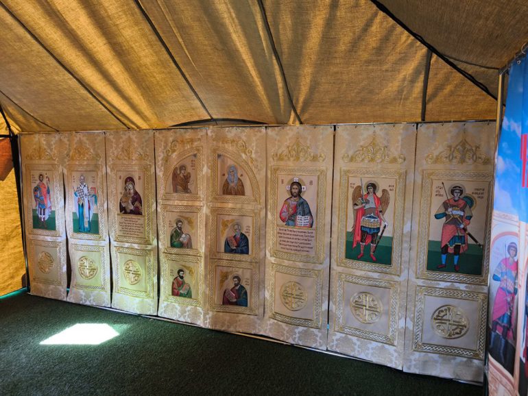 На казачьем фестивале в Москве освятили походный храм с уникальным тканевым иконостасом