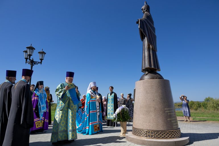В честь 278-летия Покровска в Саратовской области открыли скульптуру «Покров Божией Матери»