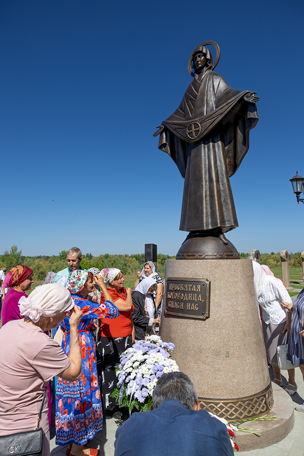 В честь 278-летия Покровска в Саратовской области открыли скульптуру «Покров Божией Матери»