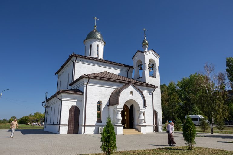 В честь 278-летия Покровска в Саратовской области открыли скульптуру «Покров Божией Матери»