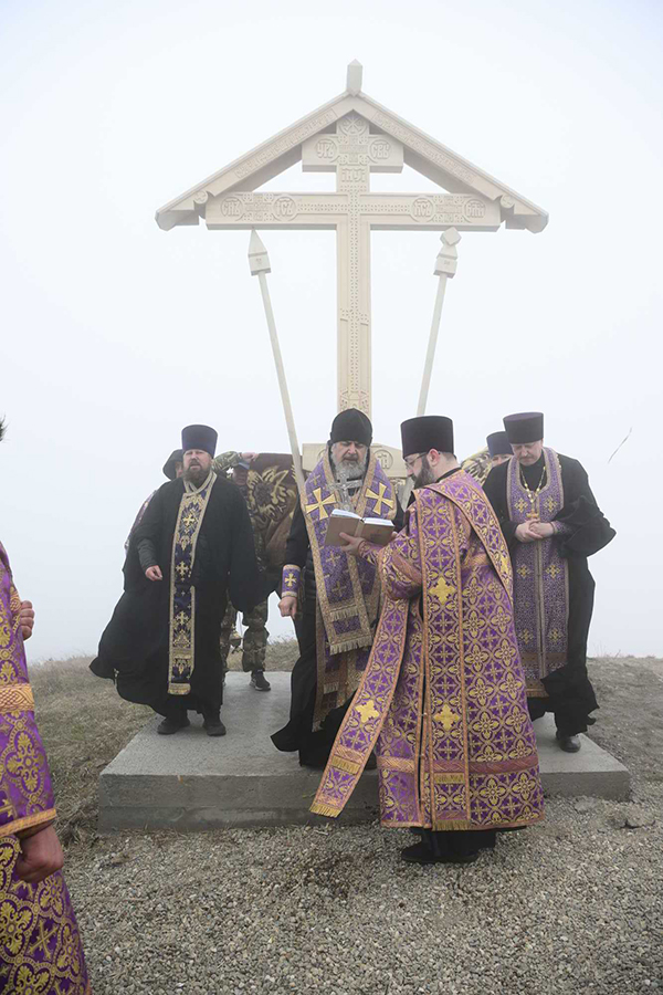 На месте сражений в 1942 году за Туапсе на высоте свыше тысячи метров установили поклонный крест
